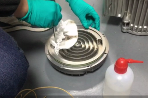 往渦盤上面噴酒精 往渦盤上面噴酒精