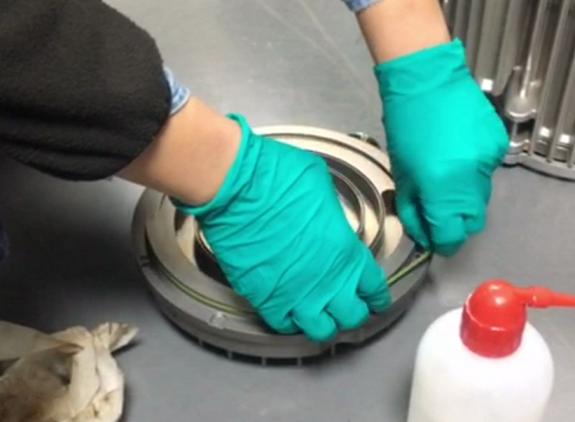 把外面的O圈拿下來 把外面的O圈拿下來