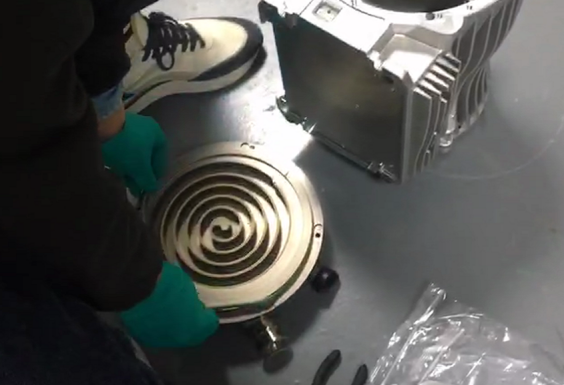 把新的O圈套在外渦盤上 把新的O圈套在外渦盤上