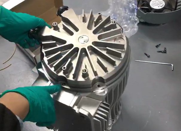 兩個渦盤下部的銷子對準，垂直壓下去