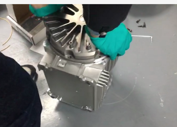 兩個渦盤下部的銷子對準,垂直壓下去 兩個渦盤下部的銷子對準,垂直壓下去