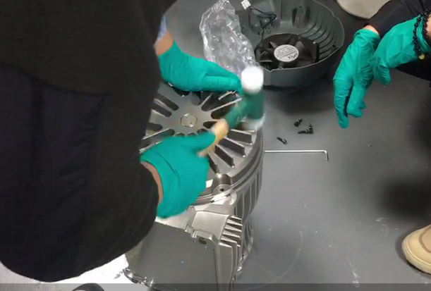 四顆螺栓用圓頭擰緊