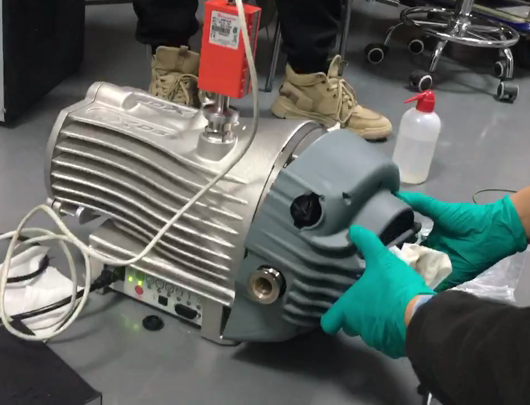 接上風扇電源,安裝風扇 接上風扇電源,安裝風扇